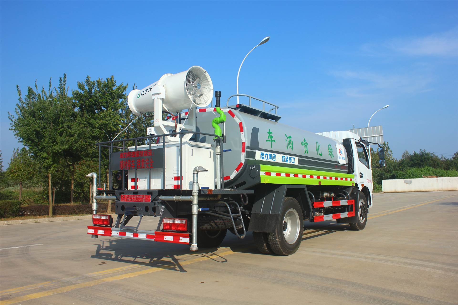 國(guó)六8噸灑水車(chē) 東風(fēng)灑水車(chē)與環(huán)衛(wèi)消防車(chē)的卓越制造商——程力集團(tuán)